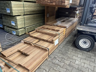 Ca. 77x Guyana Teak Palen Geschaafd, 45x45mm, lengte 16/185cm, 15/215c